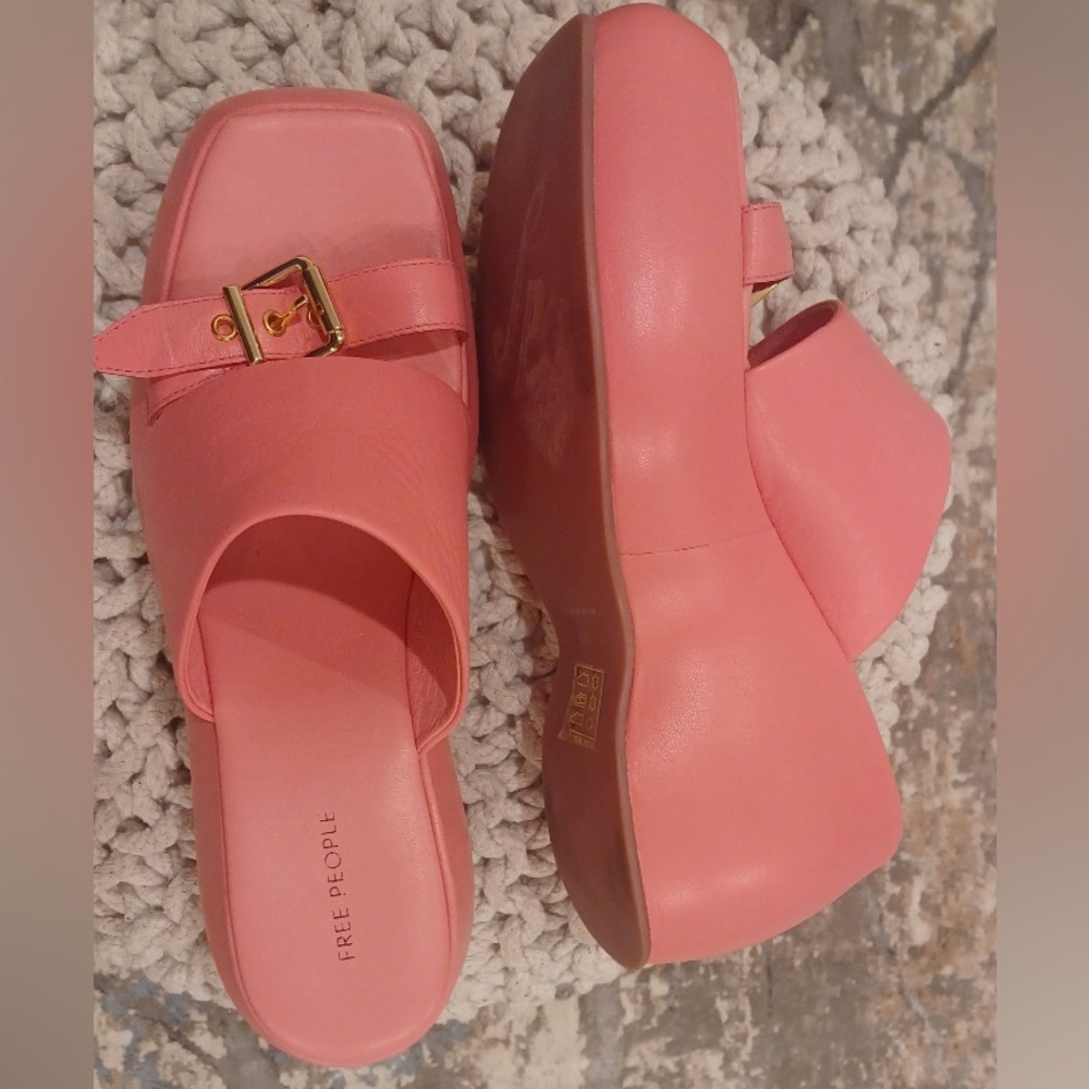 🎀🛼Free People Bubblegum Pink Mules with Gold BuckleNWOT🛼🎀 - Picture 5 of 5